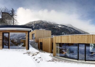 Hotel Refugio Laudegg im Winter mit Bergpanorama in Ladis Tirol