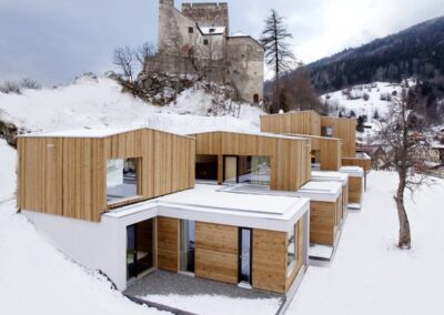Hotel Refugio Laudegg im Winter neben der Burg Laudegg in Ladis Tirol