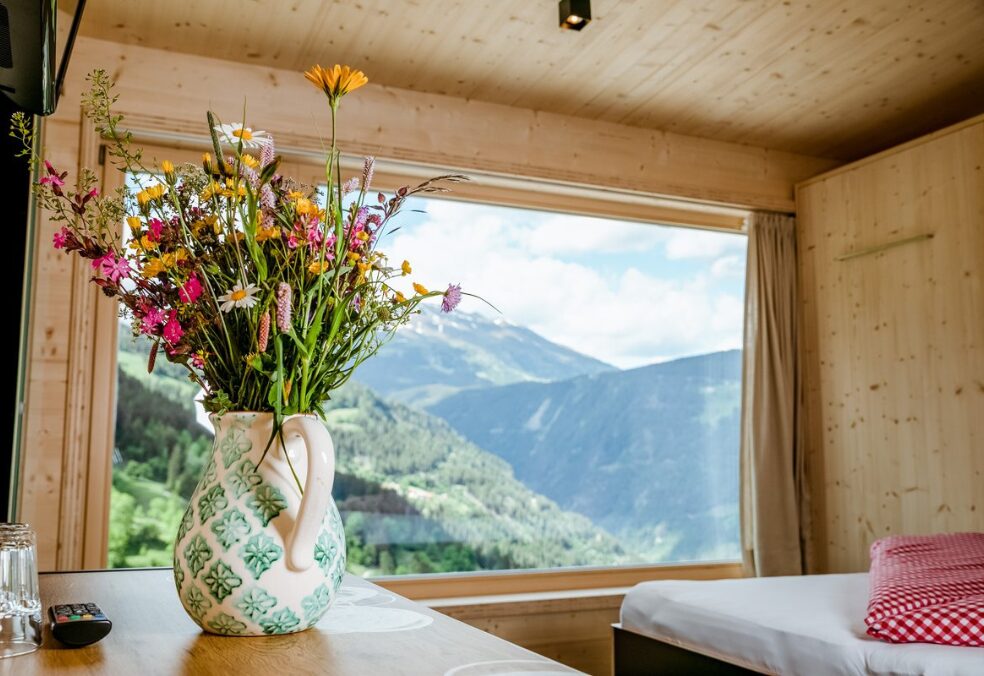 Zimmer mit Ausblick im Hotel Refugio Laudegg Ladis Tirol