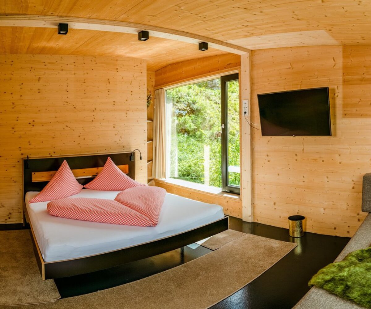 Doppelbett im Hotel Refugio Laudegg Ladis Tirol